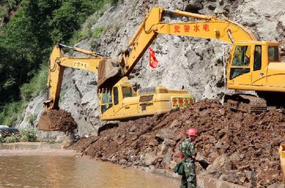 武警官兵全力抢通灾区公路