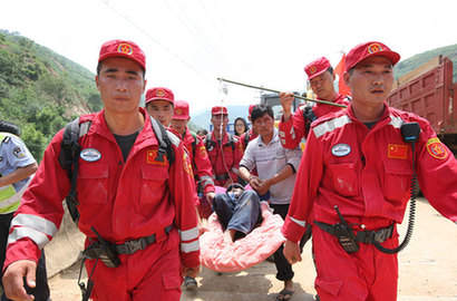 震后70小时地震救援队官兵救出50岁妇女廖腾翠