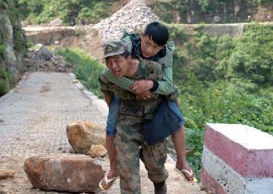 云南鲁甸地震灾区战士背受伤男孩冲出险区