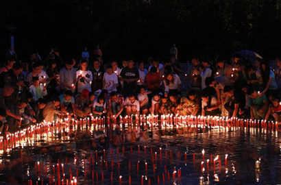 市民冒雨为鲁甸祈福