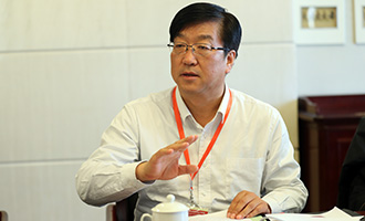 新疆科技厅党组副书记、厅长张小雷在分组讨论上发言