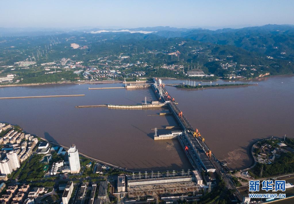 葛洲坝水利枢纽是中国人靠实干和奋斗在长江干流上建设的第一座"大国