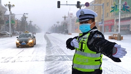 降雪已达到暴雪量级 中国“北极”漠河战风斗雪保民生