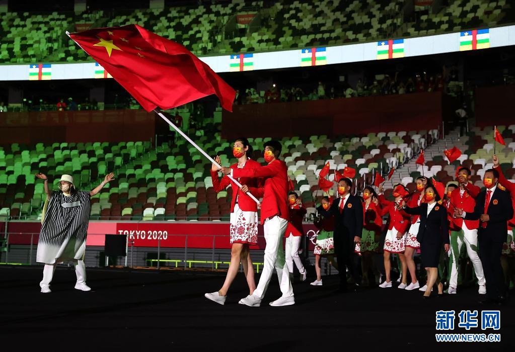 东京奥运会开幕式举行 中国体育代表团入场
