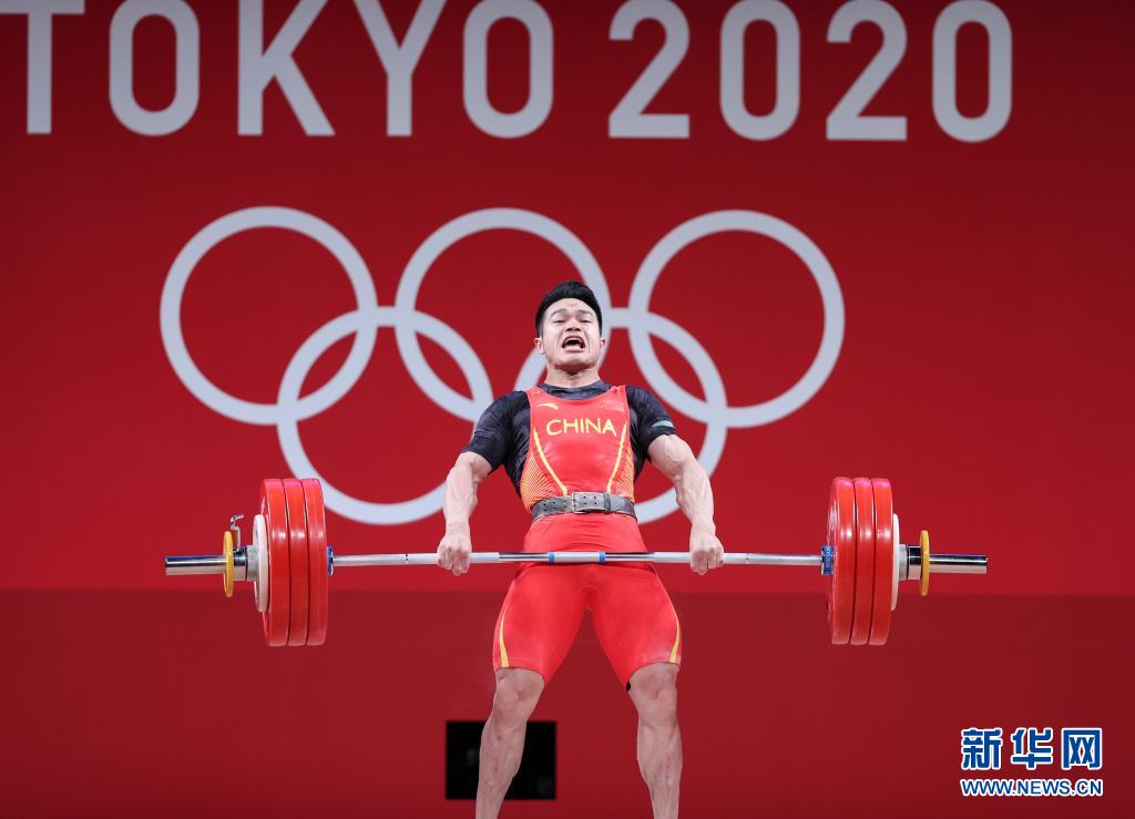 中国选手石智勇夺得东京奥运会男子举重73公斤级冠军