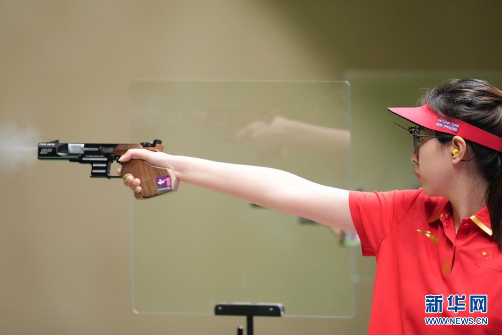 女子25米手枪速射:中国选手肖嘉芮萱晋级决赛