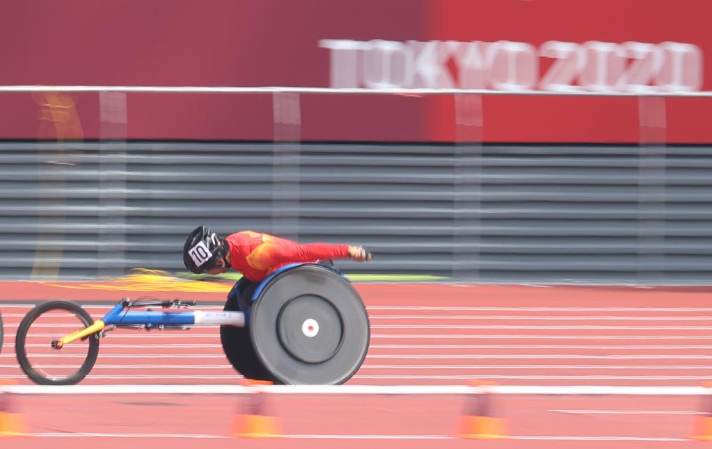 当日,在东京残奥会田径轮椅竞速项目女子5000米t54级决赛中,中国