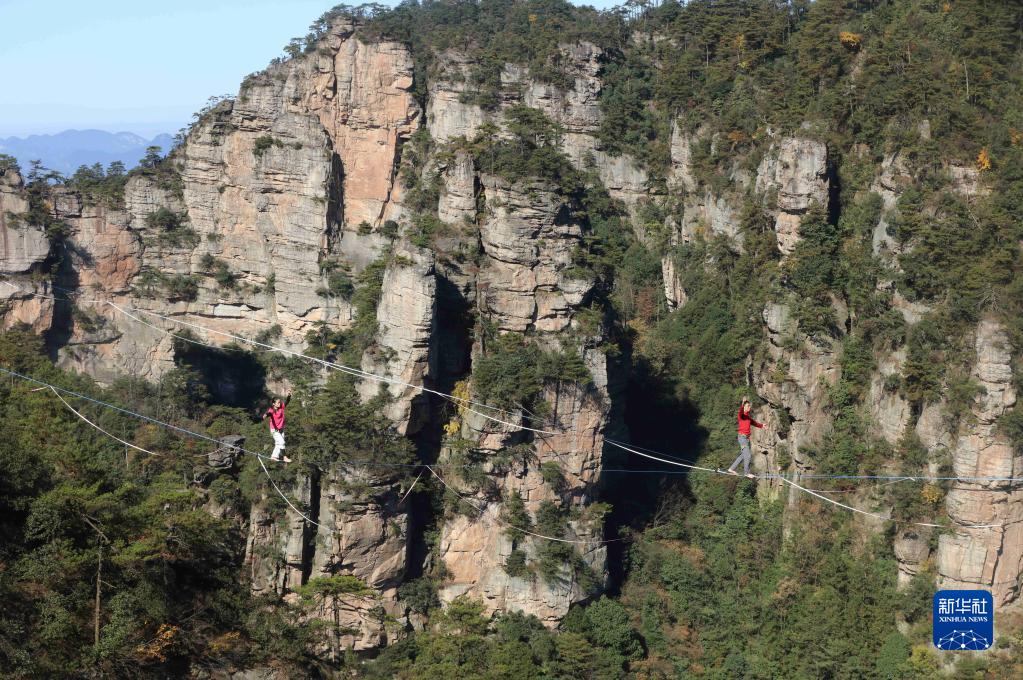 湖南张家界峰林竞技高空带舞