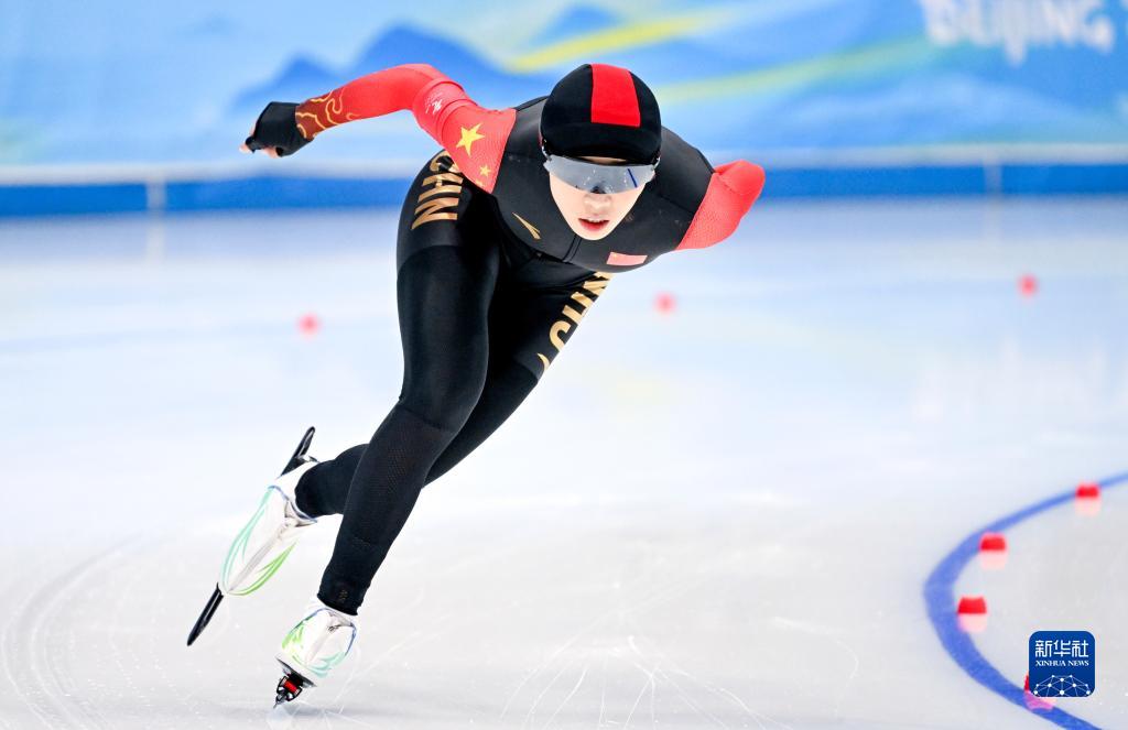 当日,北京2022年冬奥会速度滑冰女子1500米决赛在国家速滑馆"冰丝带"