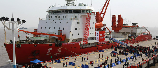 4月9日，“雪龙”号停靠在中国极地考察国内基地码头。