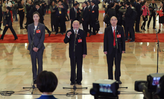 魏秋月、孟广禄、薛晨阳代表接受采访