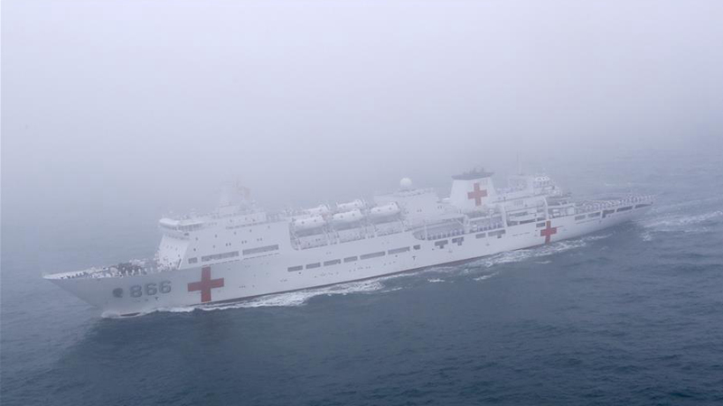 “和平方舟”号医院船接受检阅