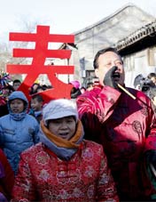 北京胡同“春官报春” 沿街高喊“春来了”