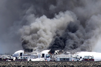 【高清】一架波音777飞机在美国旧金山坠毁