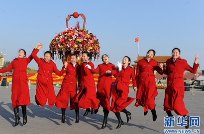 会议礼宾服务人员成大会堂外一道靓丽风景