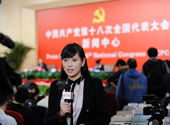新华社CNC电视记者正在记者会现场出镜拍摄