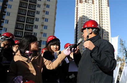 十八大新闻中心组织中外媒体在北京参观采访