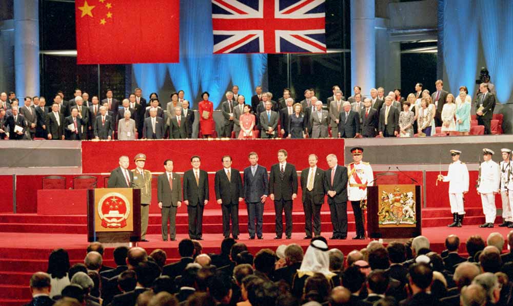 1997年6月30日至7月1日凌晨,中英香港政权交接仪式在香港会展中心举行