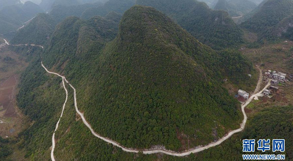 广西大化：崇山峻岭通富路