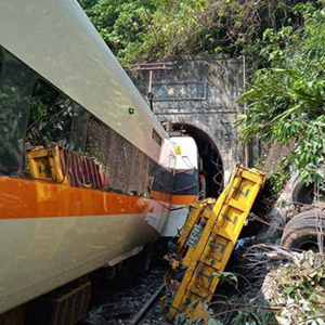 50死146伤台湾铁路发生惨重交通事故