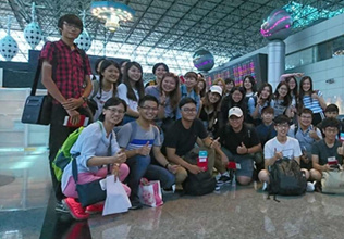 台湾学生在桃园机场集合