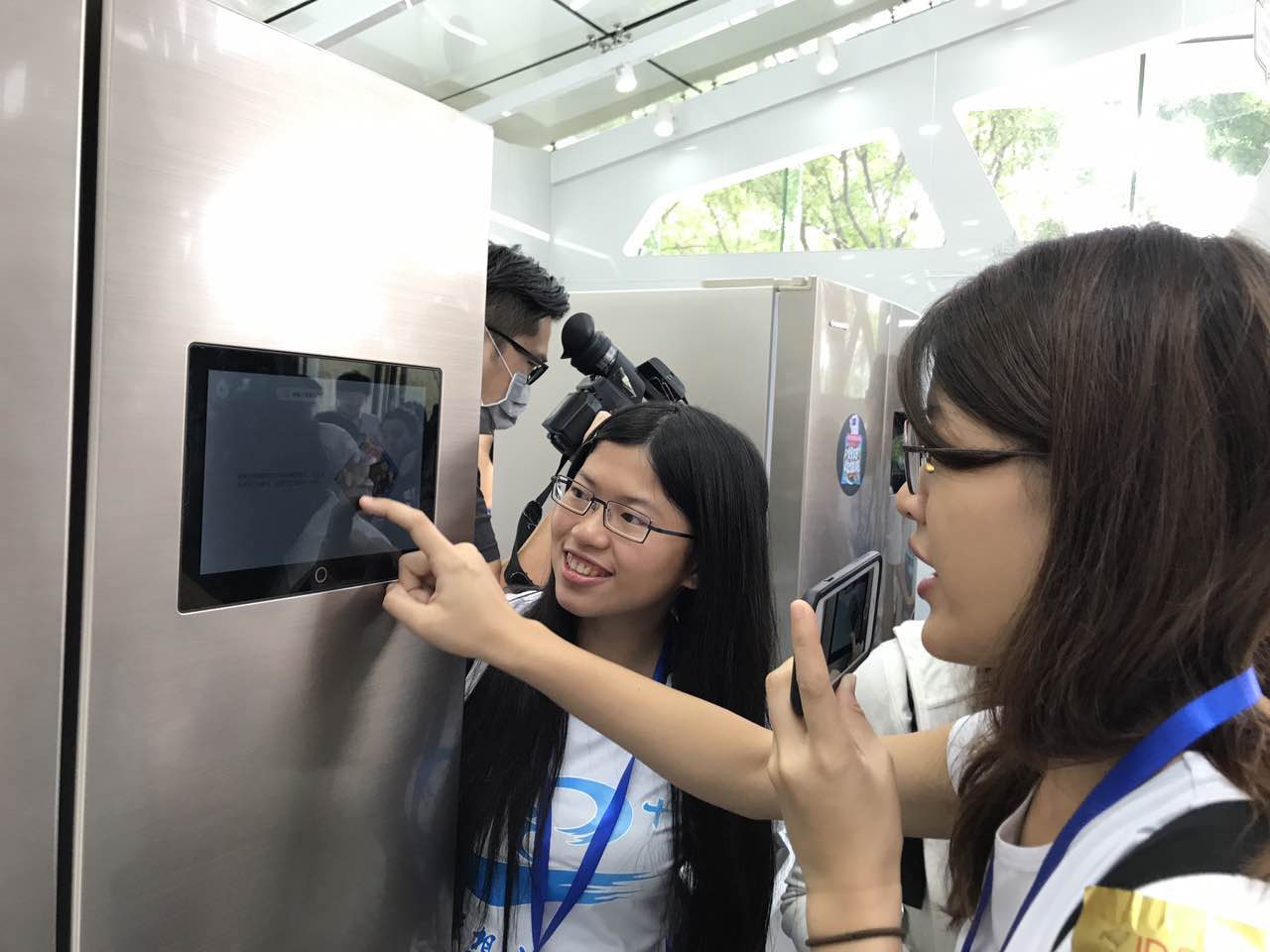 台湾学生在京东集团体验智能电子产品