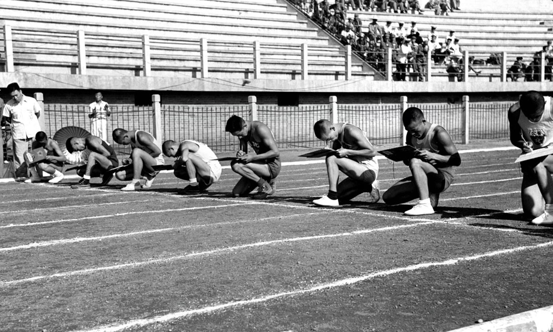 1952年8月2日，庆祝中国人民解放军建军25周年全军运动会在北京举行，运动员在进行识字赛跑比赛。新华社记者岳国芳摄