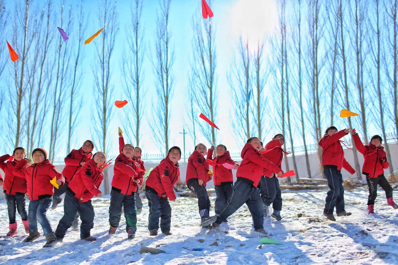 2017年11月15日， “多一克温暖”公益行动走进北疆地区，实现了从物质捐赠到“物质+精神”温暖的升级。 “体操冠军”杨威、好妹妹乐队等倾情加盟，不仅为孩子们带来加厚羽绒服和御寒物资，还准备了温暖的课堂。