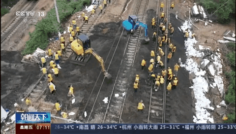 河南灾后恢复工作全面展开:京广铁路郑州段受损区域抢修完成