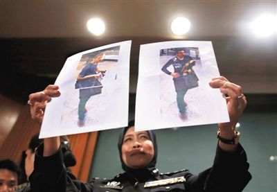昨日下午，马来西亚召开新闻发布会，公布了其中一名持假护照人（图左）的身份，该男子19岁来自伊朗。警方表示，他们仍在调查另一名持假护照登机人的身份（图右）。新京报记者 赵亢 摄
