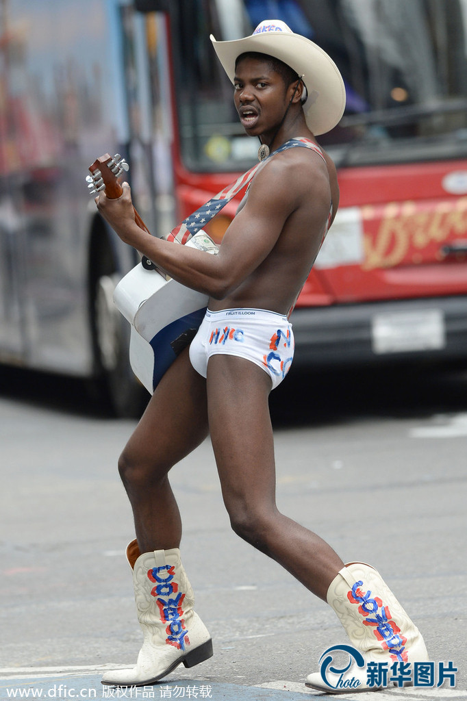 当地时间2014年5月4日,美国纽约,时代广场上,"黑人裸体牛仔"titus