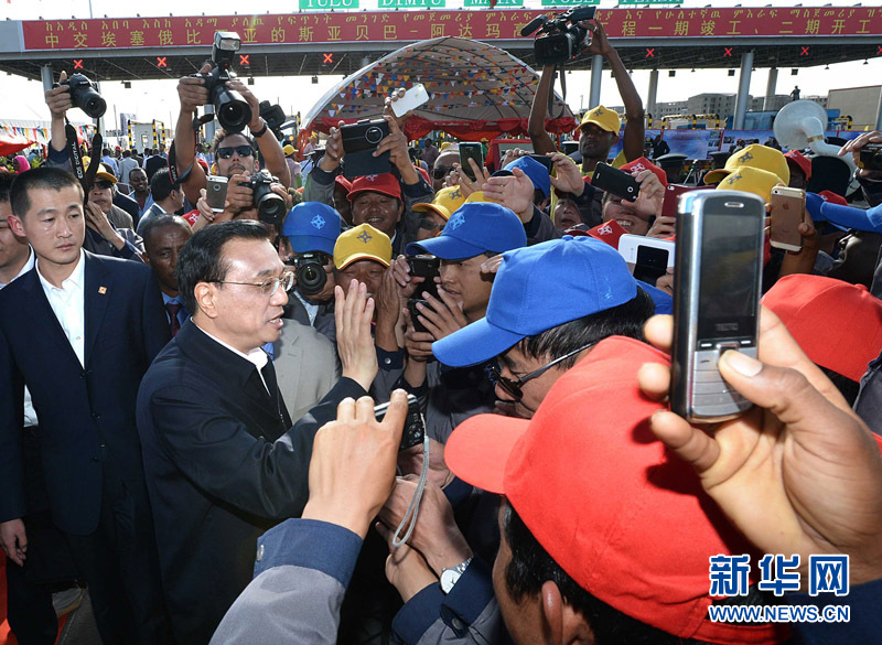 5月5日，中国国务院总理李克强与埃塞俄比亚总理海尔马里亚姆共同出席亚的斯亚贝巴-阿达玛高速公路一期竣工揭牌典礼，并为二期工程开工奠基剪彩。这是典礼结束后，李克强同工程施工人员亲切交谈。新华社记者 李涛 摄 