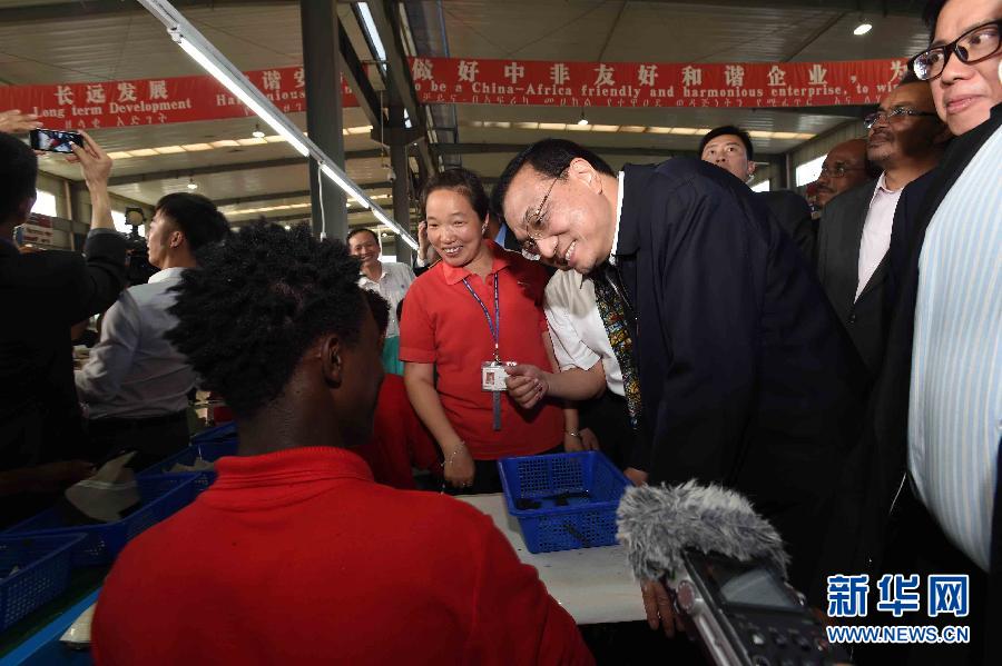 5月5日，中国国务院总理李克强在埃塞俄比亚总理海尔马里亚姆陪同下参观东方工业园。这是李克强在生产车间同工人亲切交谈。 新华社记者李学仁 摄