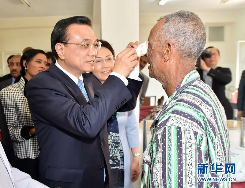 5月6日，国务院总理李克强与埃塞俄比亚总统穆拉图一同来到亚的斯亚贝巴阿勒塔医院，看望受益于中国免费白内障手术“光明行”活动的埃塞俄比亚患者。这是李克强亲手为接受中国医生手术的埃塞俄比亚白内障患者拆开纱布。 新华社记者 李涛 摄 