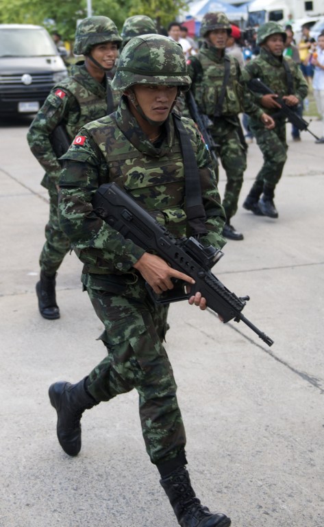 泰国军方发动政变曼谷开始实施宵禁
