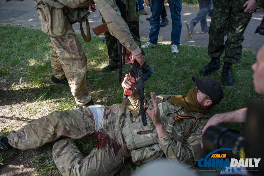 乌军方与亲俄武装在顿涅茨克机场激战(高清)