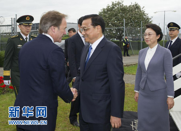 6月16日，应英国首相卡梅伦邀请，国务院总理李克强乘专机抵达伦敦希思罗机场，开始对英国进行正式访问。李克强总理夫人程虹同机抵达。这是英国政府高级官员到机场迎接李克强总理和夫人。新华社记者 黄敬文 摄