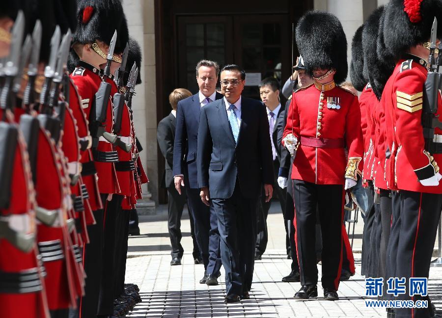 6月17日，中国国务院总理李克强在伦敦唐宁街10号首相府同英国首相卡梅伦举行中英总理年度会晤。这是会晤前，卡梅伦为李克强举行隆重的欢迎仪式。新华社记者 庞兴雷 摄