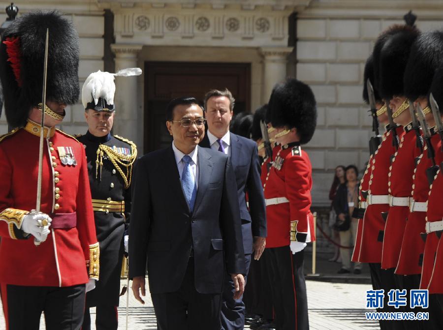 6月17日，中国国务院总理李克强在伦敦唐宁街10号首相府同英国首相卡梅伦举行中英总理年度会晤。这是会晤前，卡梅伦为李克强举行隆重的欢迎仪式。新华社记者 张铎 摄  