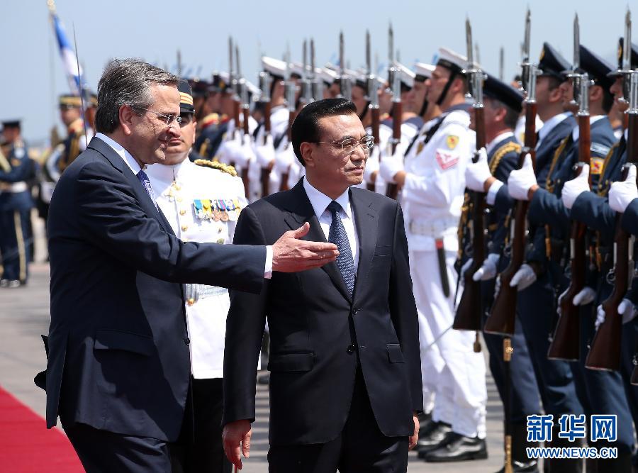 6月19日，国务院总理李克强乘专机抵达雅典国际机场，开始对希腊进行正式访问。希腊总理萨马拉斯在机场为李克强举行隆重的欢迎仪式。这是李克强在萨马拉斯的陪同下检阅仪仗队。新华社记者 庞兴雷 摄  