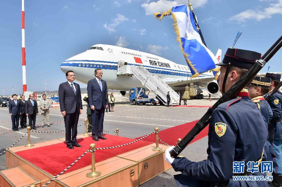 6月19日，国务院总理李克强乘专机抵达雅典国际机场，开始对希腊进行正式访问。希腊总理萨马拉斯在机场为李克强举行隆重的欢迎仪式。新华社记者 李涛 摄