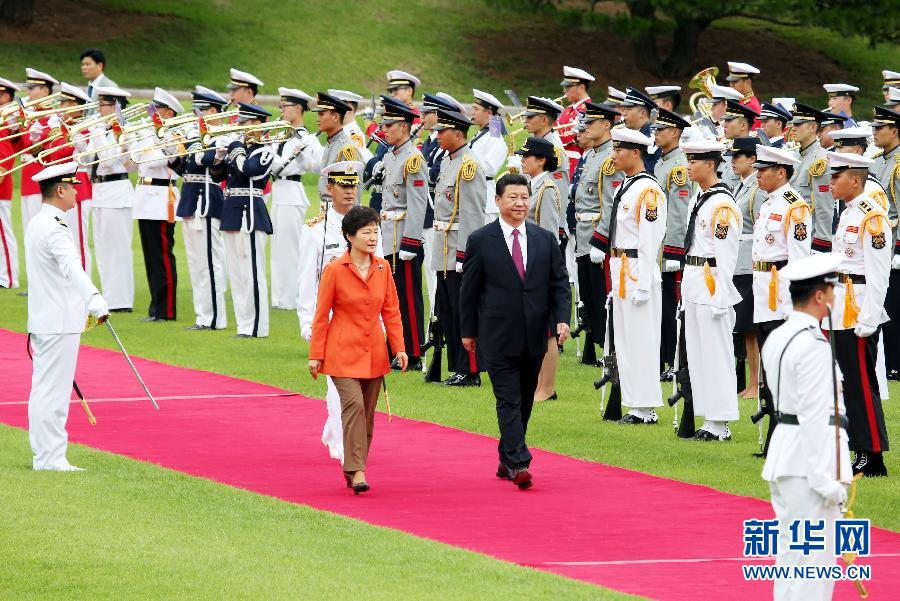 7月3日，国家主席习近平在首尔同韩国总统朴槿惠举行会谈。会谈前，朴槿惠在青瓦台总统府为习近平举行隆重欢迎仪式。 新华社记者姚大伟摄