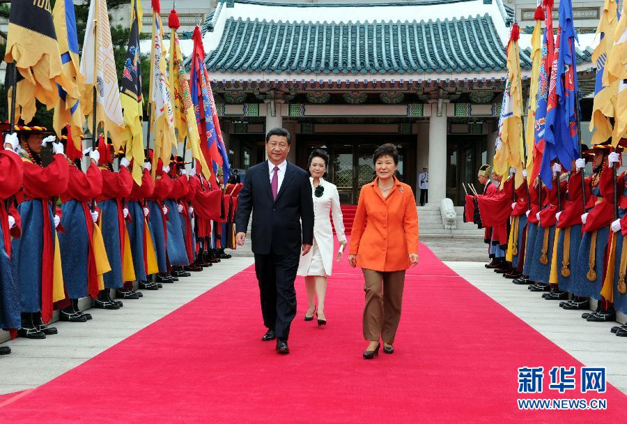 7月3日，国家主席习近平在首尔同韩国总统朴槿惠举行会谈。会谈前，朴槿惠在青瓦台总统府为习近平举行隆重欢迎仪式。 新华社记者饶爱民摄 