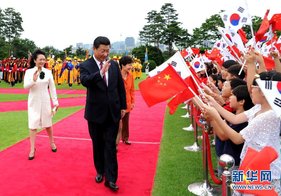 7月3日，国家主席习近平在首尔同韩国总统朴槿惠举行会谈。会谈前，朴槿惠在青瓦台总统府为习近平举行隆重欢迎仪式。 新华社记者饶爱民摄 