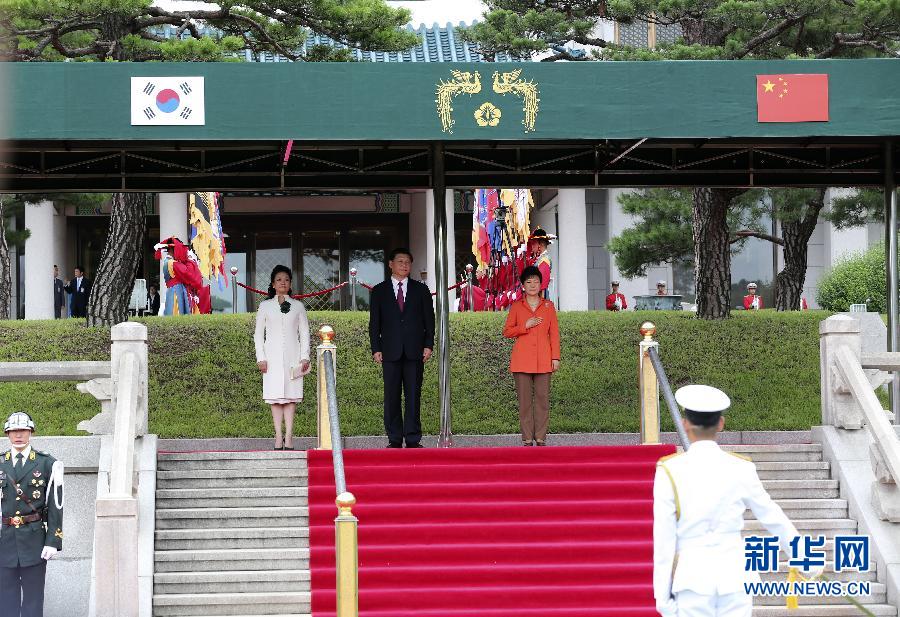 7月3日，国家主席习近平在首尔同韩国总统朴槿惠举行会谈。会谈前，朴槿惠在青瓦台总统府为习近平举行隆重欢迎仪式。 新华社记者丁林摄 