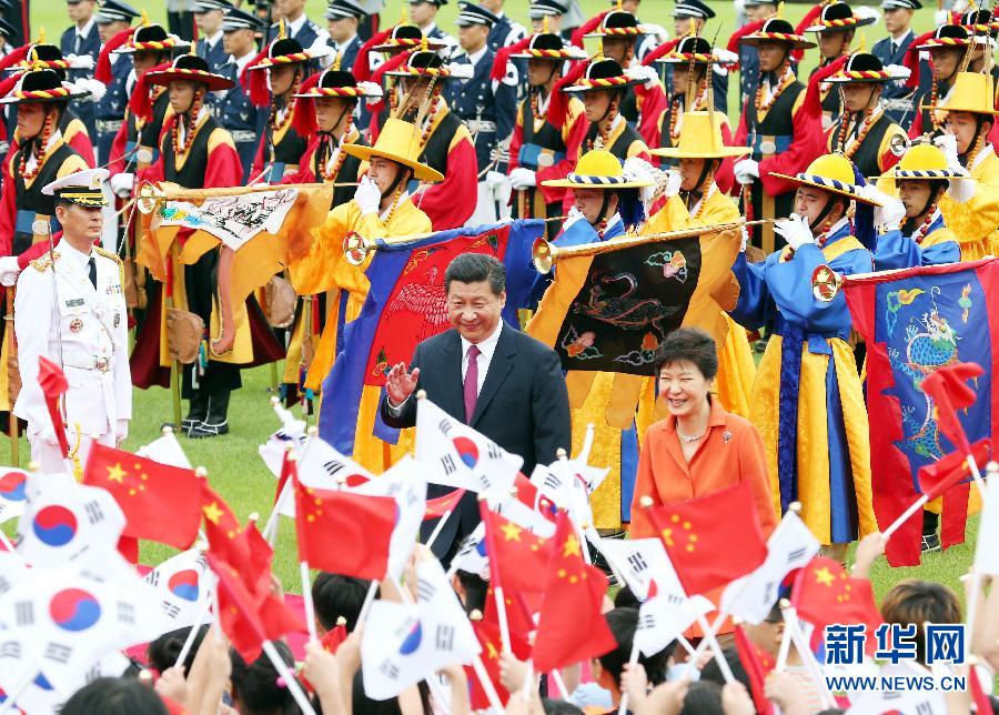 7月3日，国家主席习近平在首尔同韩国总统朴槿惠举行会谈。会谈前，朴槿惠在青瓦台总统府为习近平举行隆重欢迎仪式。 新华社记者姚大伟摄 