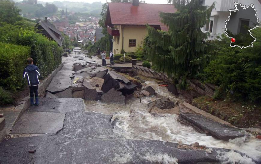 德国黑森林地区遭遇罕见暴雨路面被雨水冲走