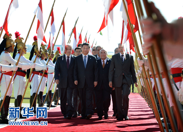 7月16日，国家主席习近平在巴西利亚会见巴西参议长卡列罗斯和众议长阿尔维斯。这是习近平步入国会大厦。 新华社记者 刘建生 摄 