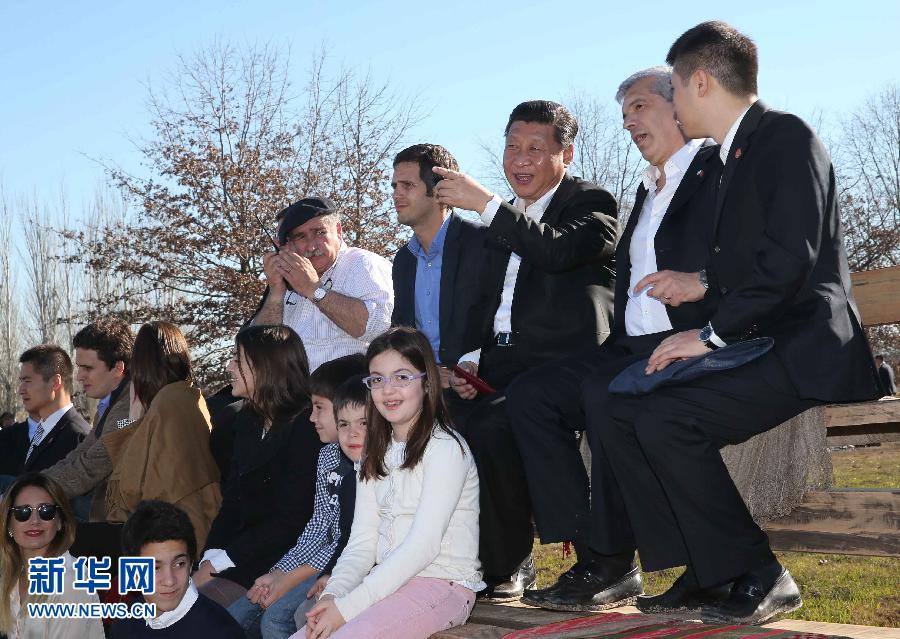 当地时间7月19日，正在对阿根廷进行国事访问的国家主席习近平参观共和国庄园，考察阿根廷农牧业，了解阿根廷农牧民文化特色。新华社记者刘卫兵摄