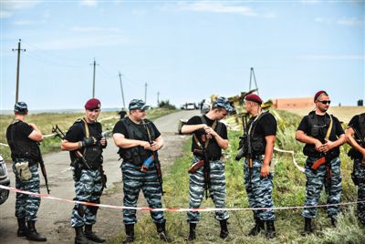 20日，乌克兰顿涅茨克，亲俄反政府武装控制马航客机坠机现场附近区域。目前，搜救人员已在此找到233具遇难者遗体。
